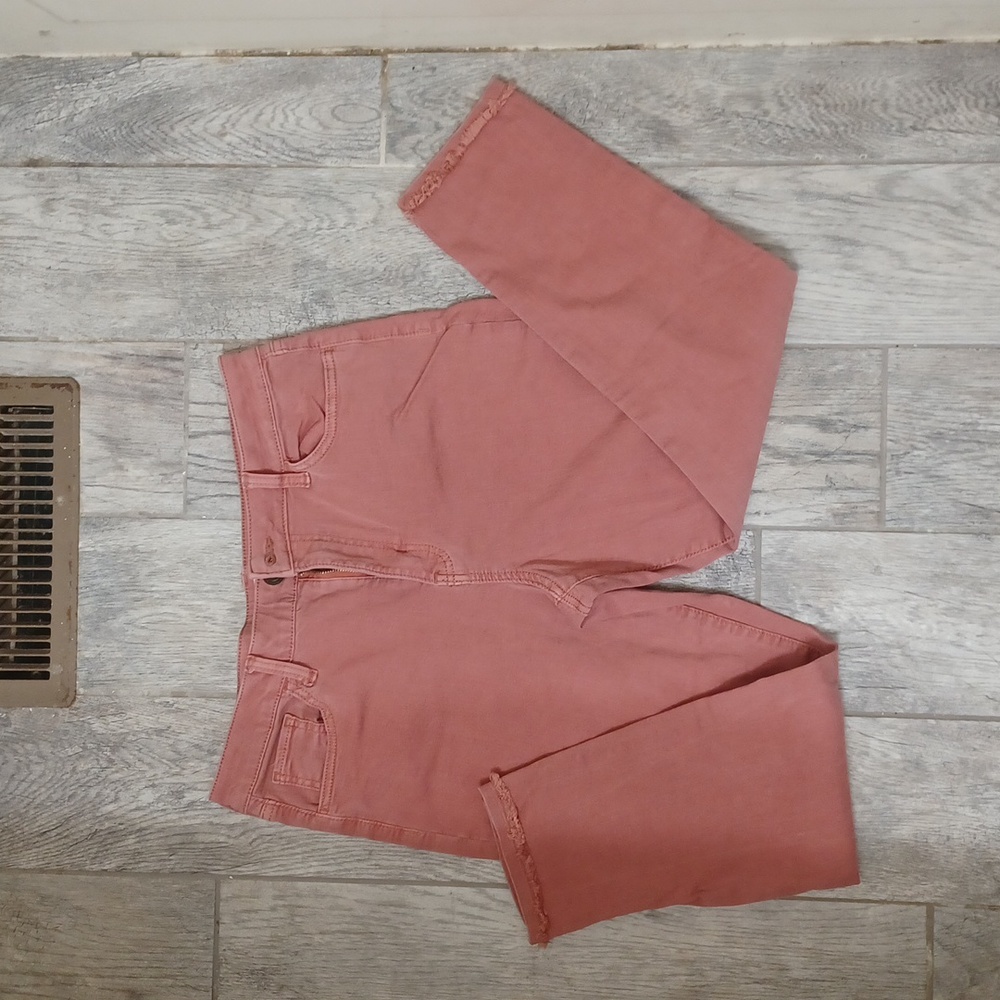 So distressed high rise cropped jeans size 13/31w peach colored